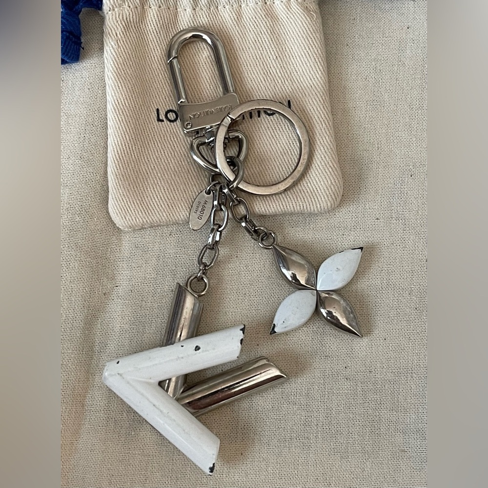 LOUIS VUITTON White Resin Silvertone LV Twist Key Holder/ Bag Charm⭐️W/Dust bag